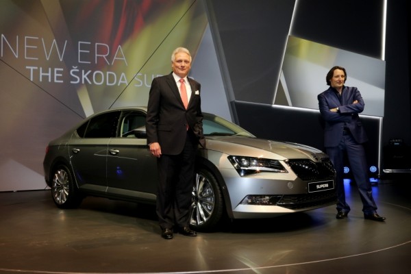 Prof  Dr  h c  Winfried Vahland CEO & Jozef Kabaň Head of ŠKODA Design with the new ŠKODA Superb at World Premiere  in Prague (1)